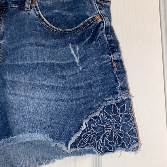 Dear John American Classic Denim Jean Shorts Cut-off Woman’s 31 Floral Appliqué - Picture 2 of 9